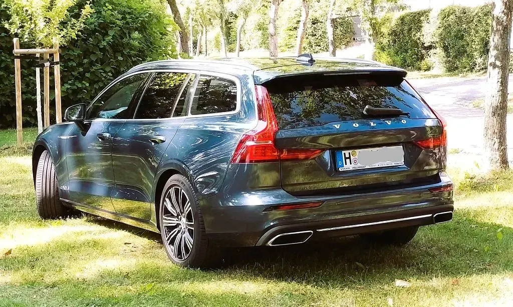 Gebraucht Volvo V60 Inscription 190 PS (139 kW) 2019 Blau Kombi