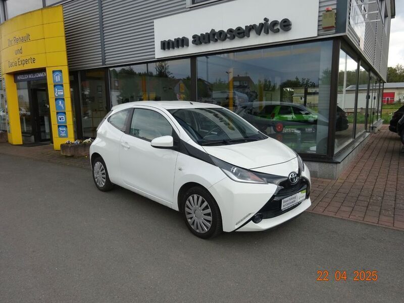 Weiß Gebraucht 2015 Toyota Aygo X-play Kleinwagen | 5.900 € (Fairer Preis) - Bild 1/4