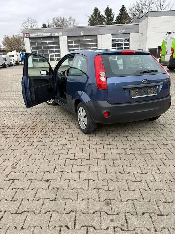 Gebraucht Ford Fiesta Ambiente 60 PS (44 kW) 2005 Blau Kleinwagen