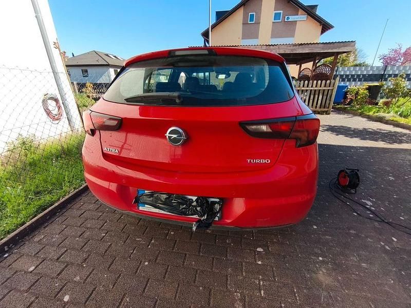 Gebraucht Opel Astra Edition 125 PS (91 kW) 2016 Rot Limousine