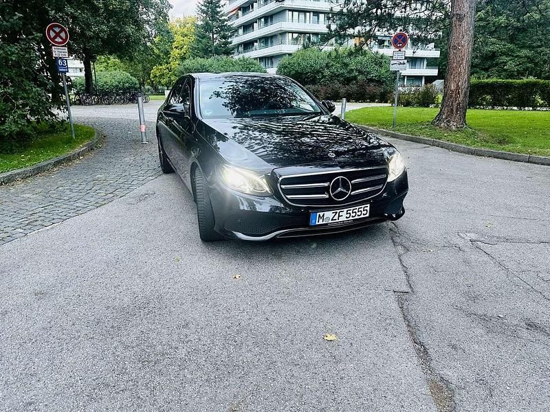 Schwarz Gebraucht 2020 Mercedes E400 Avantgarde Limousine | 41.000 € (Teuer) - Bild 1/4