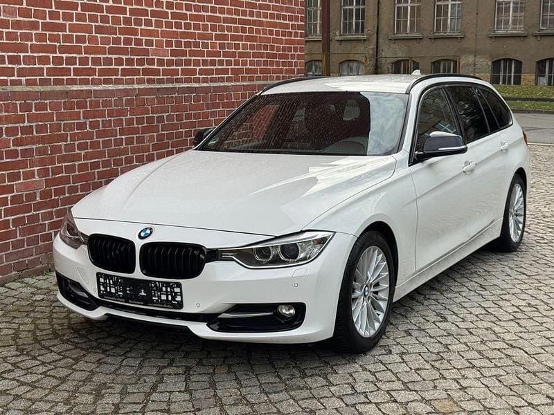 Weiß Gebraucht 2013 BMW 320 Sport Line Kombi | 6.499 € (Superpreis) - Bild 1/4