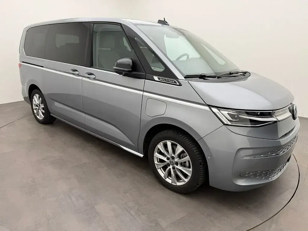 Gebraucht VW Multivan Style 177 PS (130 kW) 2025 Silber Van / Kleinbus