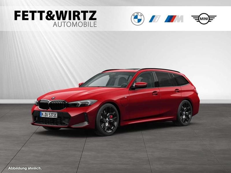 Fire red metallic Gebraucht 2025 BMW 330e M Sport Kombi | 51.990 € (Fairer Preis) - Bild 1/2