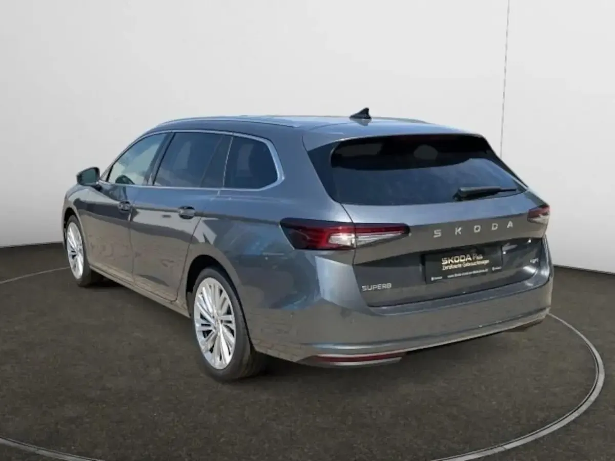 Gebraucht Skoda Superb LAURIN & KLEMENT 193 PS (141 kW) 2024 Graphitegrau metallic Kombi