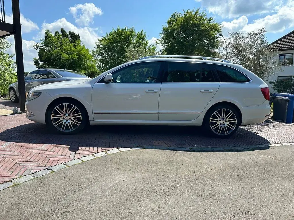 Używany Skoda Superb Elegance 170 KM (125 kW) 2012 Biały Kombi