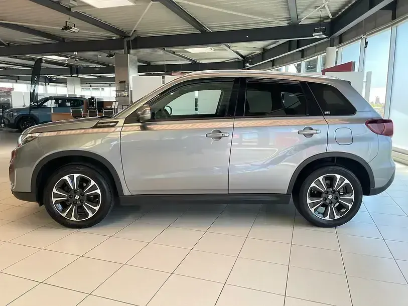 Gebraucht Suzuki Vitara Comfort+ 129 PS (94 kW) 2023 Galactic gray metallic SUV