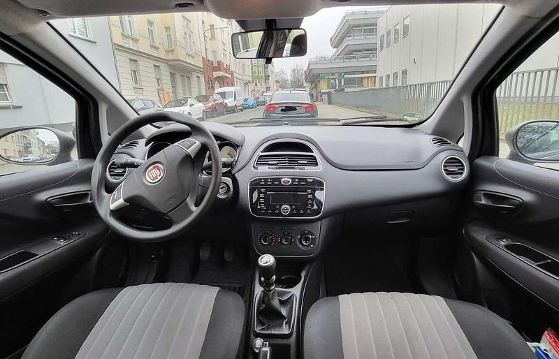Blau Gebraucht 2018 Fiat Punto Evo Dynamic Kleinwagen | 5.900 € (Fairer Preis) - Bild 1/4