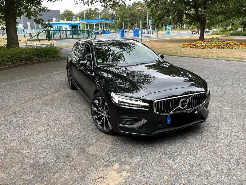 Schwarz Gebraucht 2019 Volvo V60 Inscription Kombi | 25.000 € (Guter Preis) - Bild 1/4