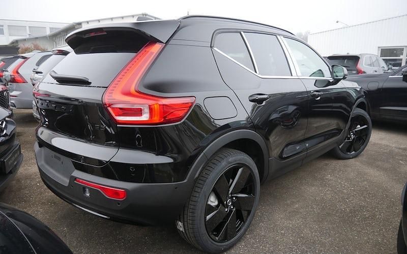 Neu Volvo XC40 Plus 163 PS (119 kW) 2025 Onyx schwarz SUV
