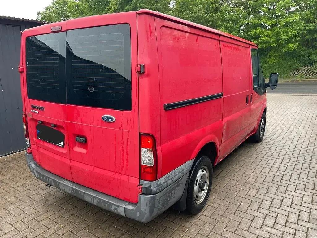 Używany Ford Transit 86 KM (63 kW) 2009 Czerwony Sedan/Limuzyna