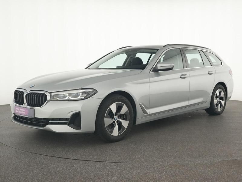 Glaciersilber Gebraucht 2021 BMW 520 Sport Line Kombi | 29.395 € (Superpreis) - Bild 1/4