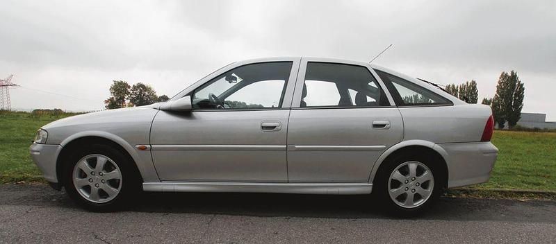 Silber Gebraucht 2002 Opel Vectra Comfort Limousine | 1.800 € (Fairer Preis) - Bild 1/4