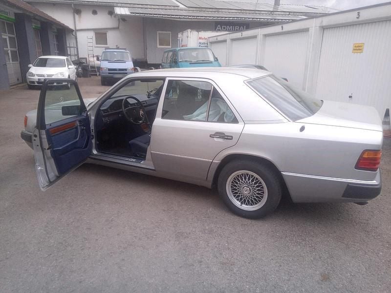 Second-hand Mercedes E260 118 CP (86 kW) 1991 Argintiu Berlinǎ