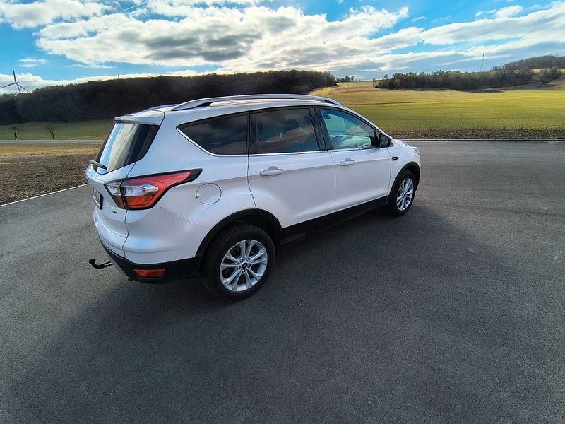 Gebraucht Ford Kuga Titanium 150 PS (110 kW) 2019 Weiß SUV