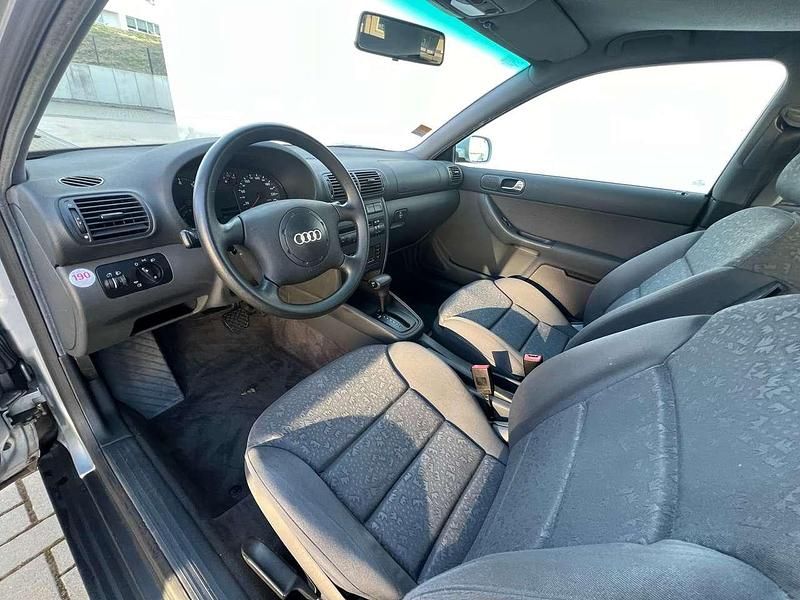 Second-hand Audi A3 Attraction 125 CP (91 kW) 1996 Argintiu Hatchback