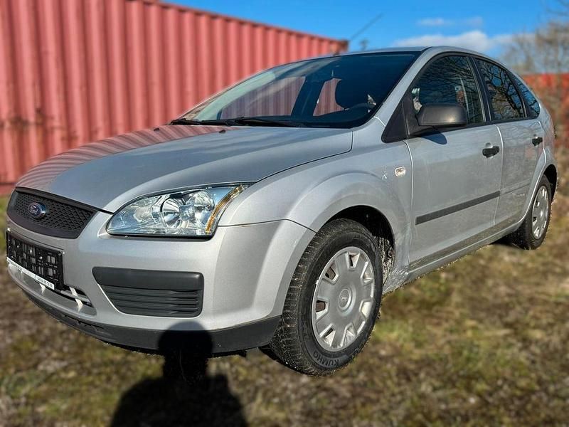 Gebraucht Ford Focus Trend 80 PS (58 kW) 2005 Silber Limousine