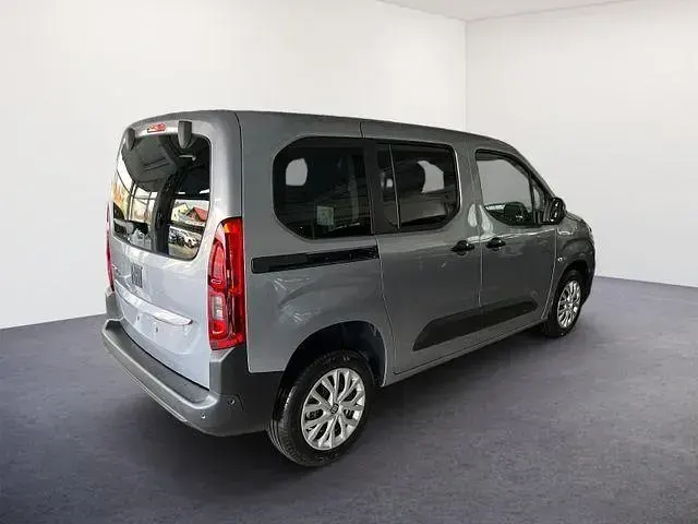 Neu Fiat Doblò 102 PS (75 kW) 2025 113 silber Van / Kleinbus