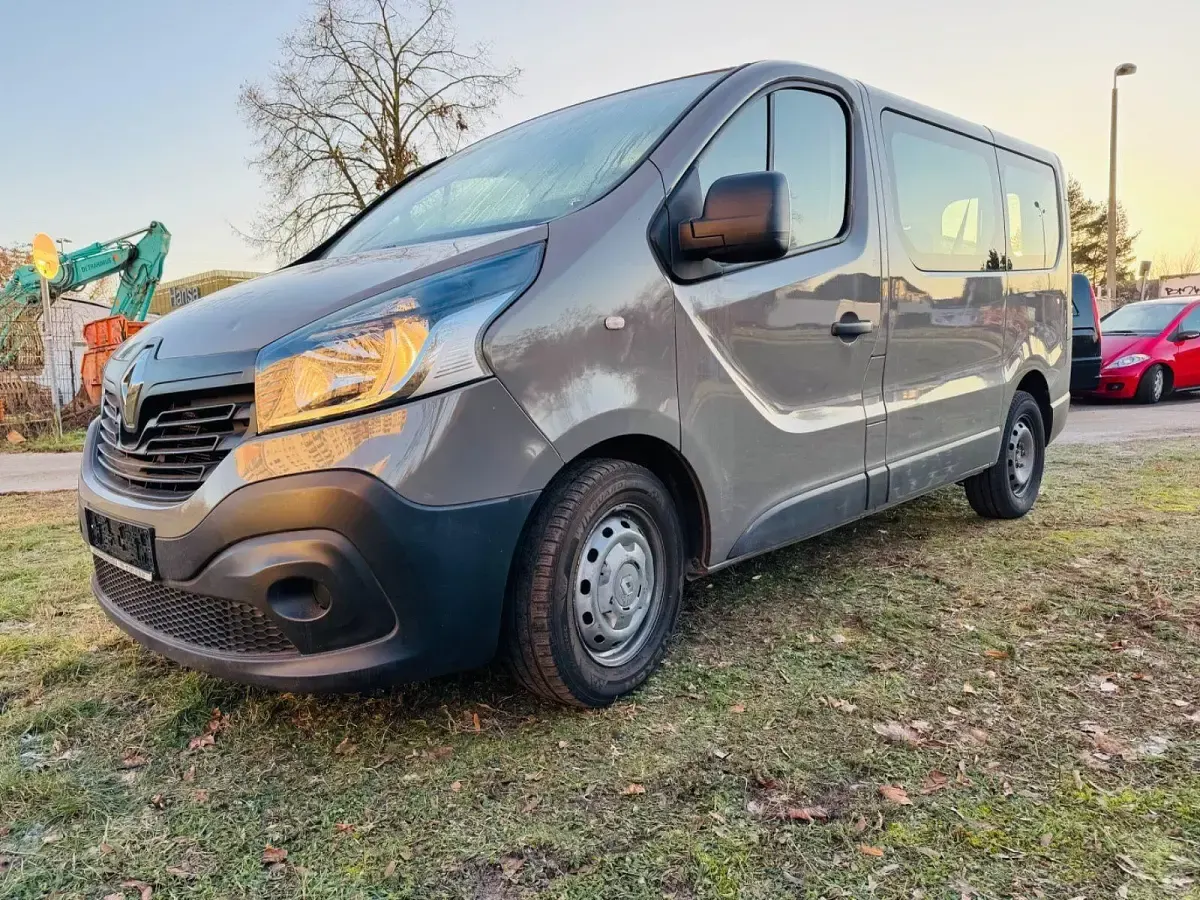 Gebraucht Renault Trafic Authentique 95 PS (69 kW) 2016 Grau Van / Kleinbus