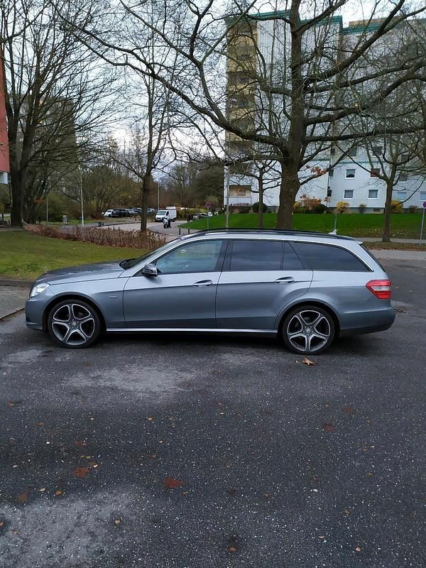 Gebraucht Mercedes E200 136 PS (100 kW) 2011 Grau Kombi