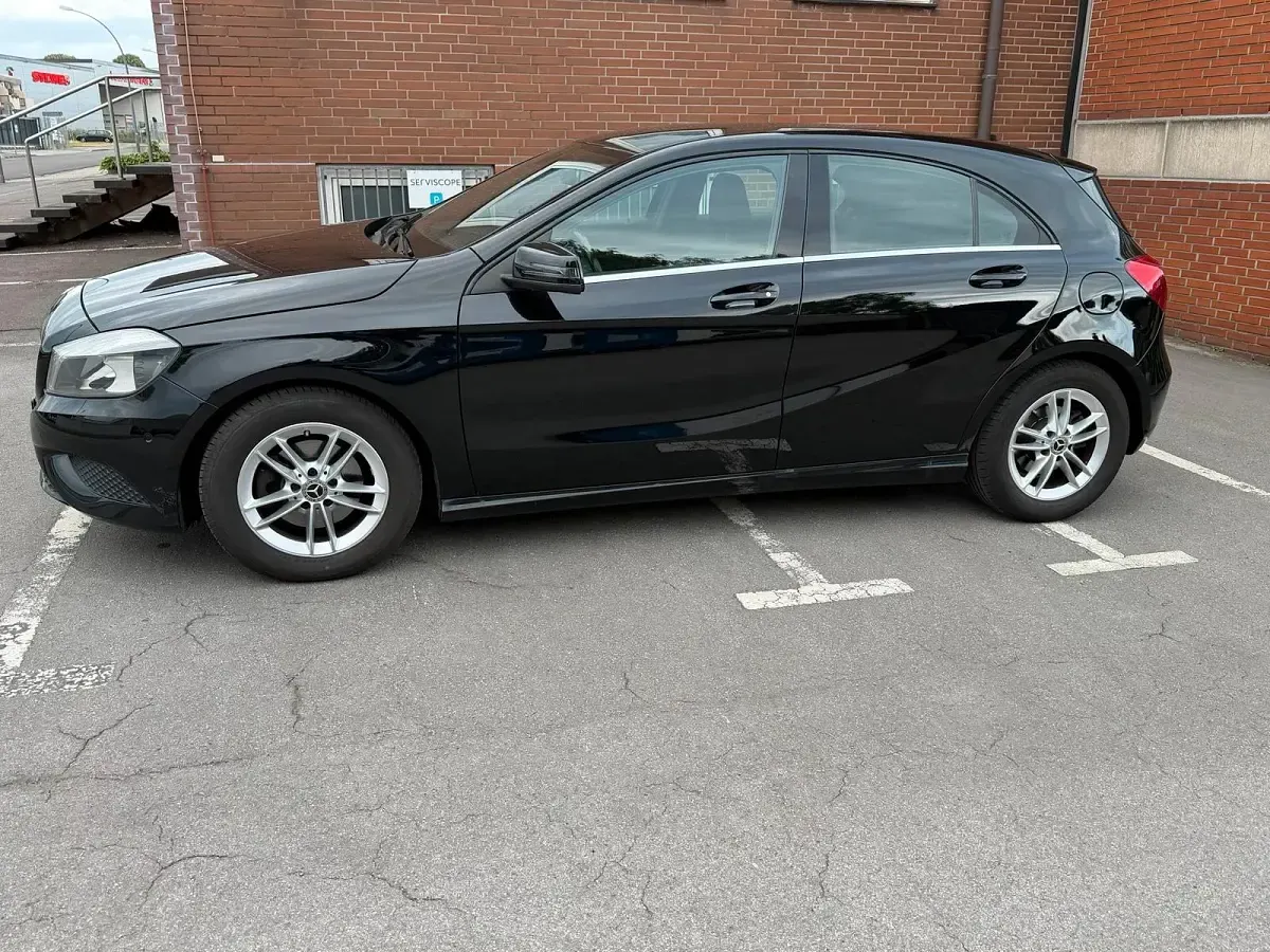 Gebraucht Mercedes A180 122 PS (89 kW) 2015 Schwarz Kleinwagen