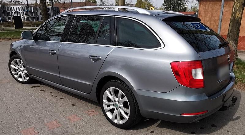 Używany Skoda Superb 125 KM (91 kW) 2012 Szary Kombi