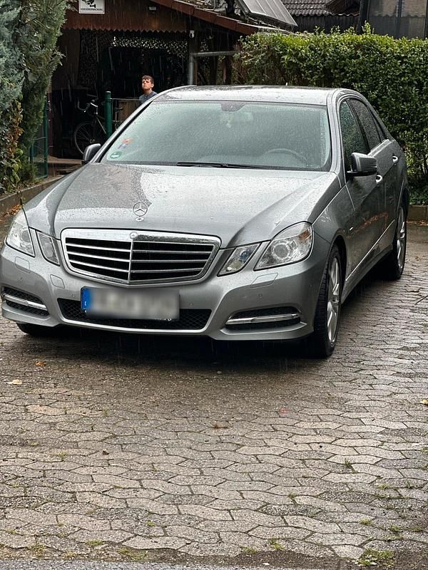 Grau Gebraucht 2011 Mercedes E200 Avantgarde Limousine | 11.500 € (Fairer Preis) - Bild 1/4