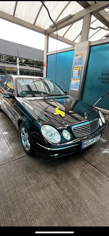 Schwarz Gebraucht 2004 Mercedes E200 Avantgarde Limousine | 3.300 € (Superpreis) - Bild 1/4