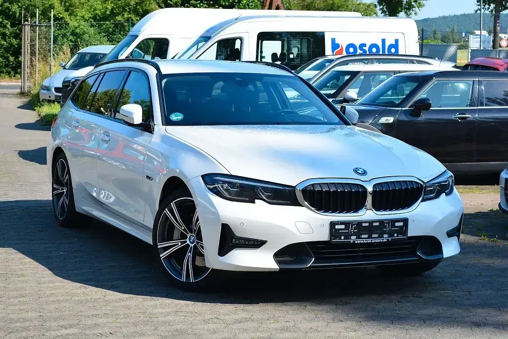 Gebraucht BMW 330e Sport Line 184 PS (135 kW) 2021 Weiß Kombi