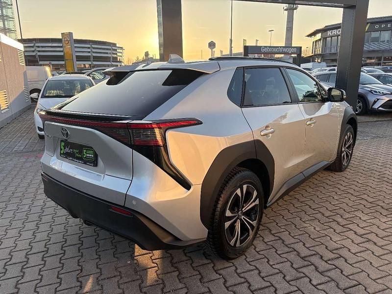 Gebraucht Toyota bZ4X 150 kW (204 PS) 2024 Precious silver SUV