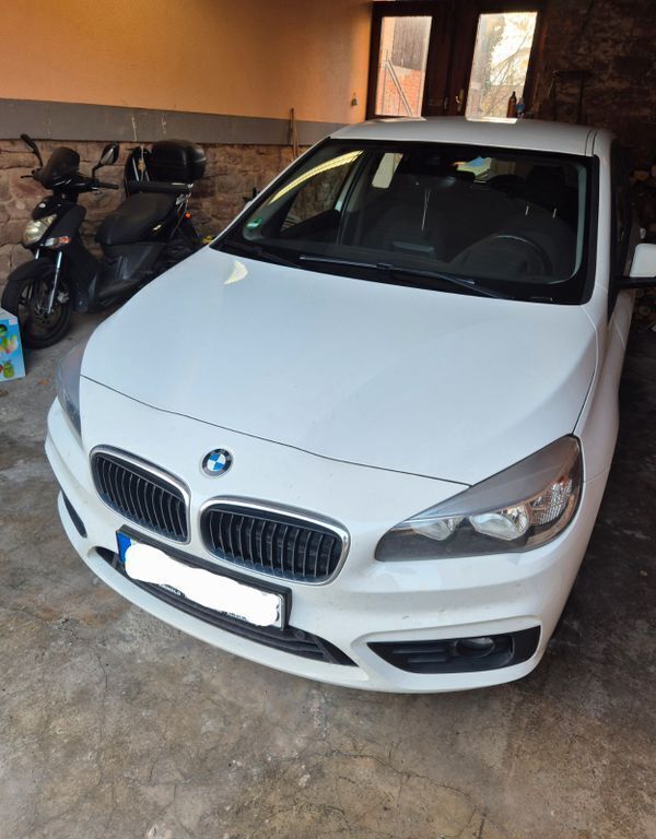 Weiß Gebraucht 2017 BMW 218 Active Tourer Van / Kleinbus | 9.900 € (Guter Preis) - Bild 1/4