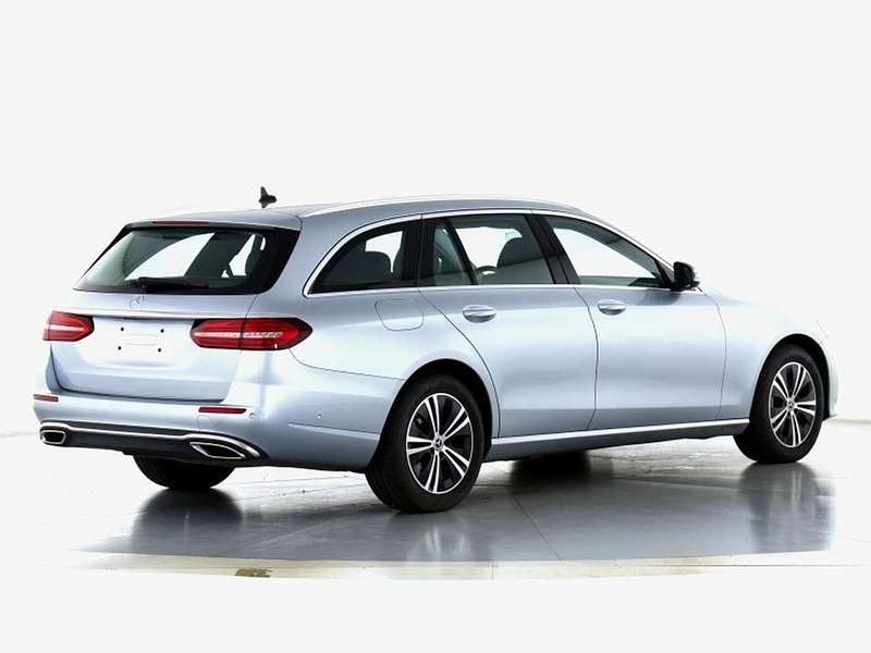 Gebraucht Mercedes E220 Avantgarde 194 PS (142 kW) 2022 Hightechsilber metallic Kombi