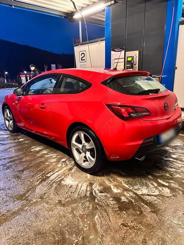 Gebraucht Opel Astra GTC 140 PS (102 kW) 2013 Rot Coupé