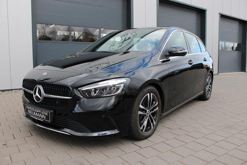 Schwarz Gebraucht 2024 Mercedes B200 Van / Kleinbus | 32.990 € (Fairer Preis) - Bild 1/4