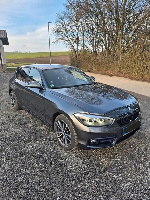 Grau Gebraucht 2018 BMW 120 Kleinwagen | 17.850 € (Fairer Preis) - Bild 1/4