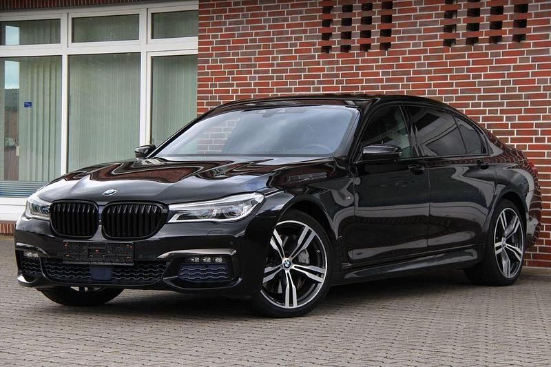 Black sapphire metallic Gebraucht 2017 BMW 750 Executive Limousine | 31.500 € (Fairer Preis) - Bild 1/4
