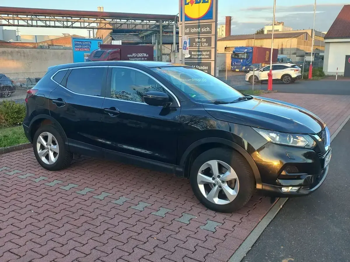 Gebraucht Nissan Qashqai N-Connecta 116 PS (85 kW) 2018 Schwarz SUV