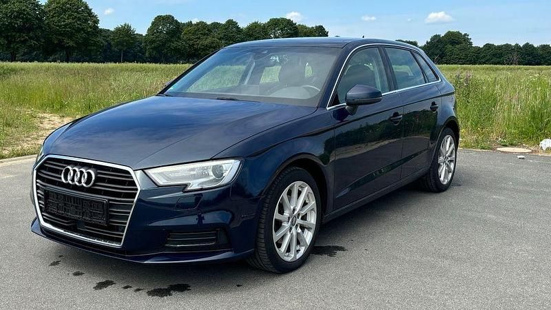 Blau Gebraucht 2019 Audi A3 Design Limousine | 17.900 € (Fairer Preis) - Bild 1/4