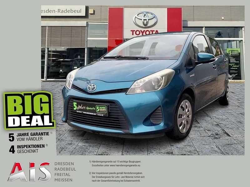 Reflex turquoise Gebraucht 2013 Toyota Yaris Hybrid Life Limousine | 9.490 € (Fairer Preis) - Bild 1/3