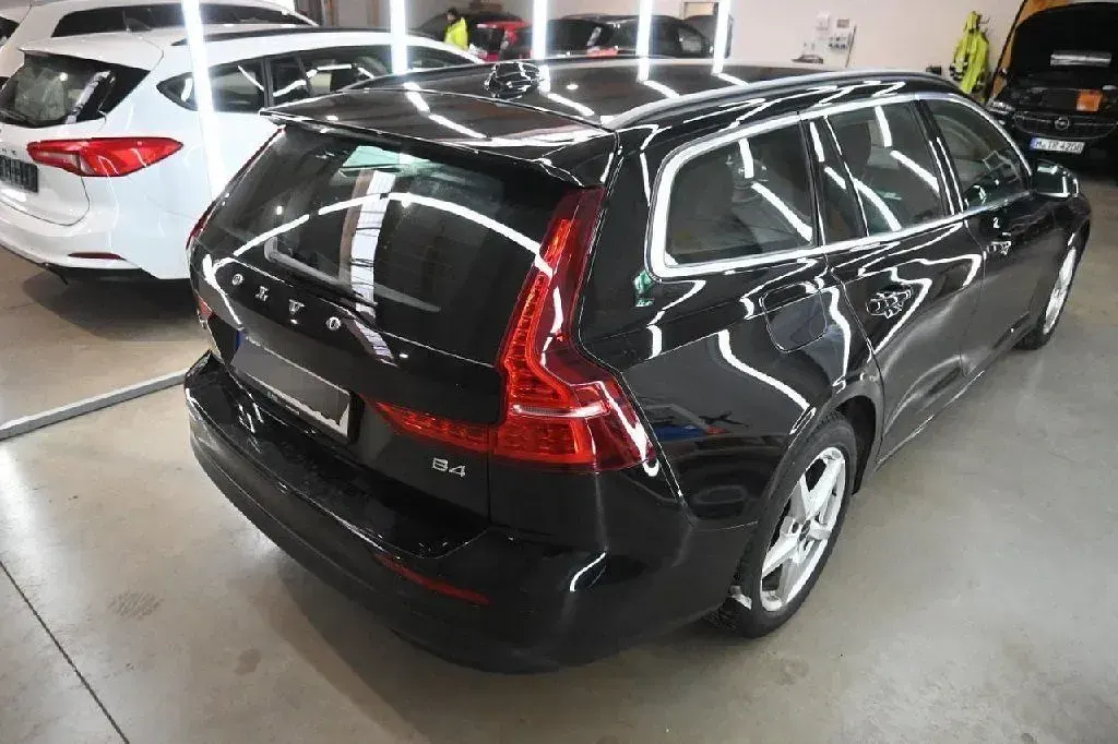 Gebraucht Volvo V60 Core 197 PS (144 kW) 2023 Schwarz Kombi