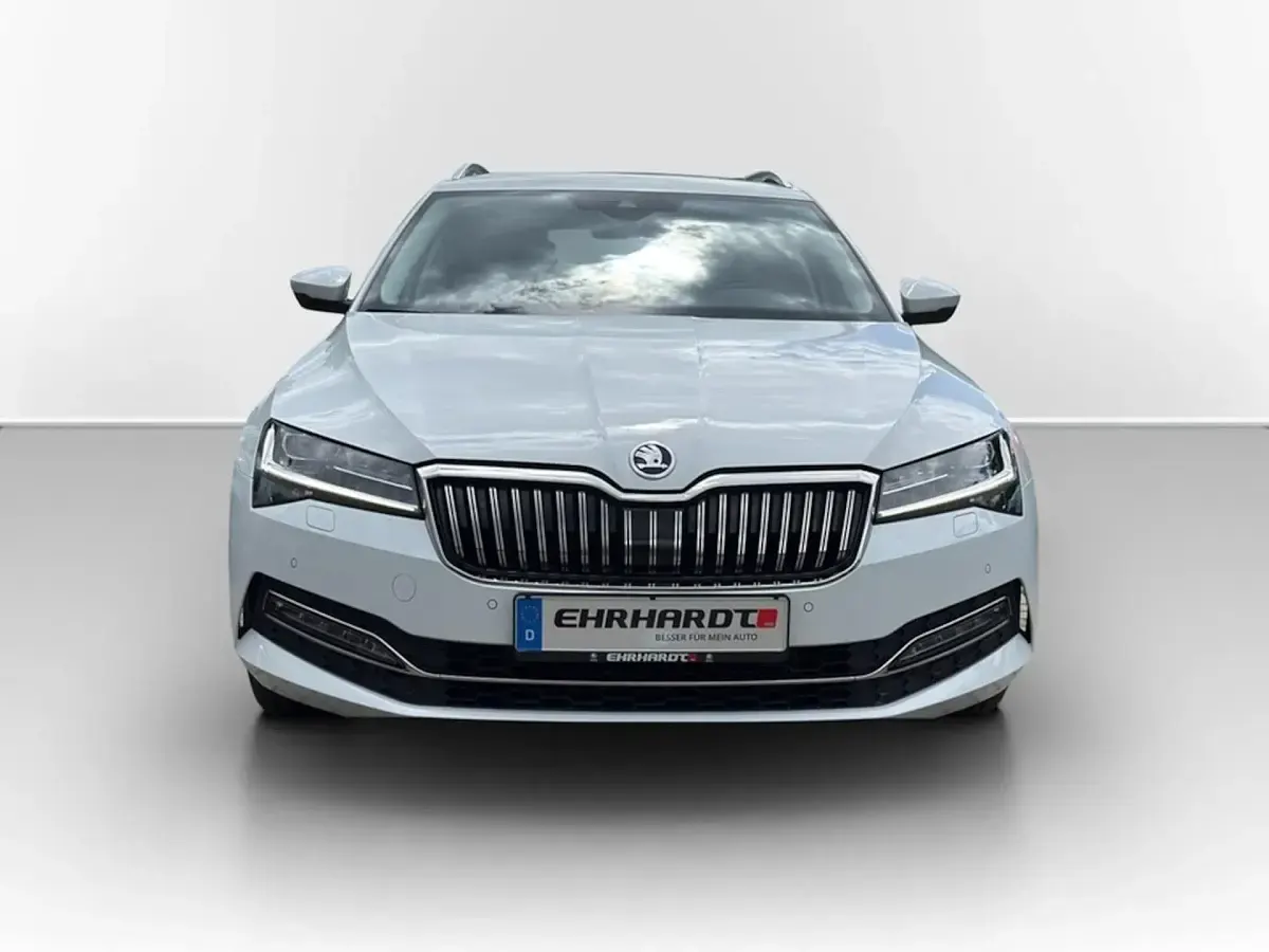 Gebraucht Skoda Superb Style 200 PS (147 kW) 2023 Moonweiss metallic Kombi