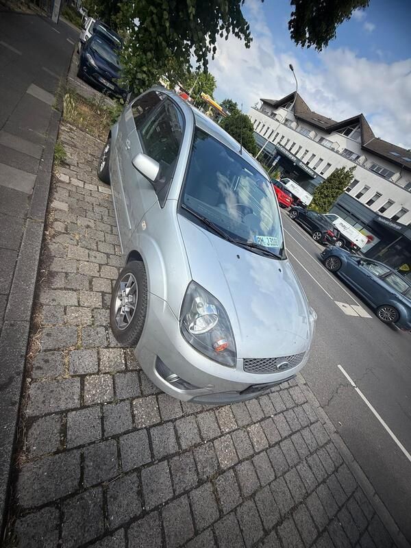 Silber Gebraucht 2008 Ford Fiesta Kleinwagen | 1.950 € (Fairer Preis) - Bild 1/4