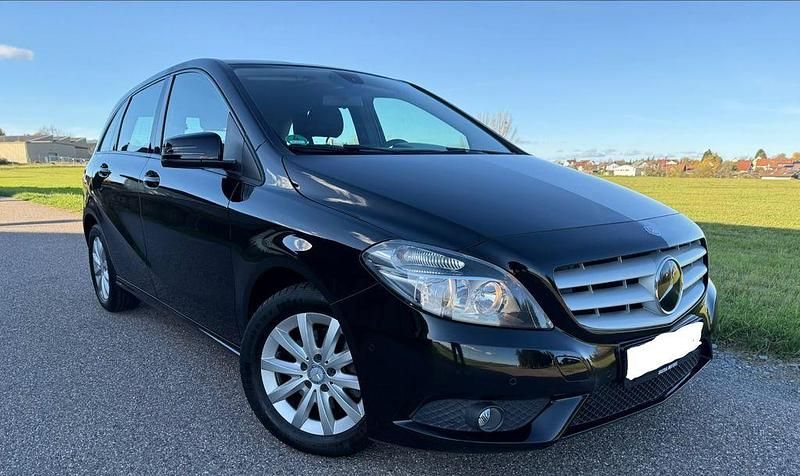 Schwarz Gebraucht 2014 Mercedes B200 Van / Kleinbus | 11.890 € (Fairer Preis) - Bild 1/4