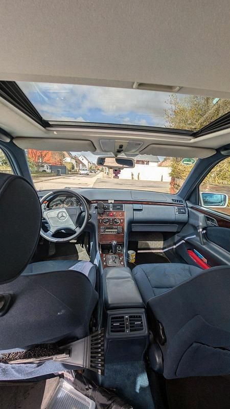 Second-hand Mercedes E280 193 CP (141 kW) 1997 Argintiu Berlinǎ