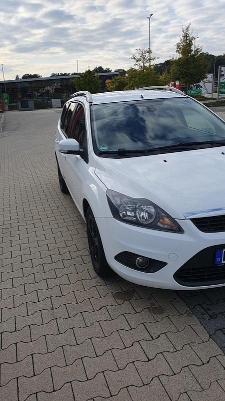Weiß Gebraucht 2009 Ford Focus Kombi | 4.250 € (Teuer) - Bild 1/4