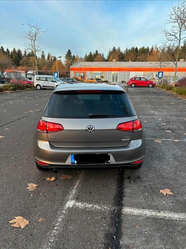 Gebraucht VW Golf VII 110 PS (80 kW) 2016 Gold Kleinwagen