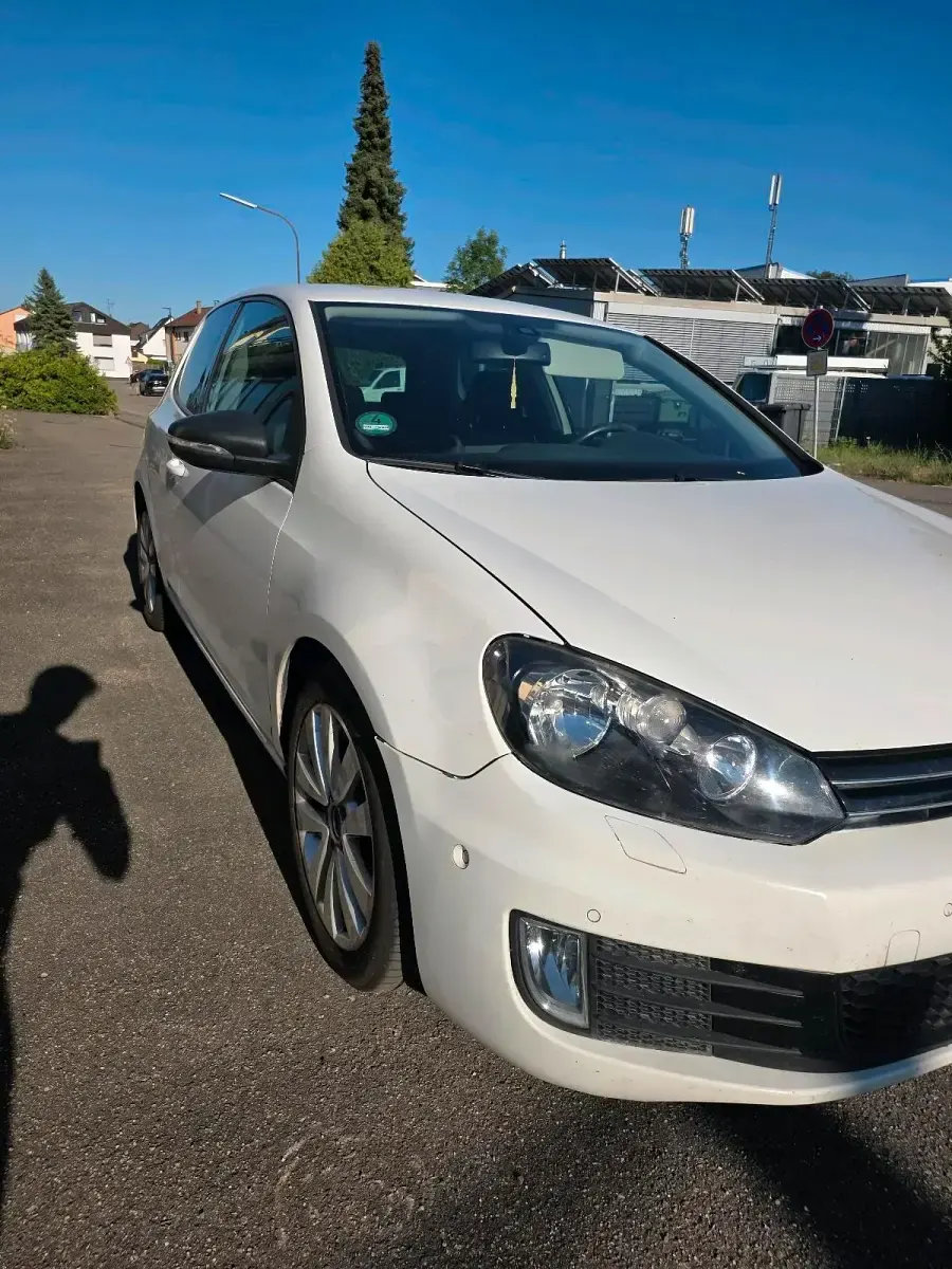 Gebraucht VW Golf 102 PS (75 kW) 2010 Weiß Coupé