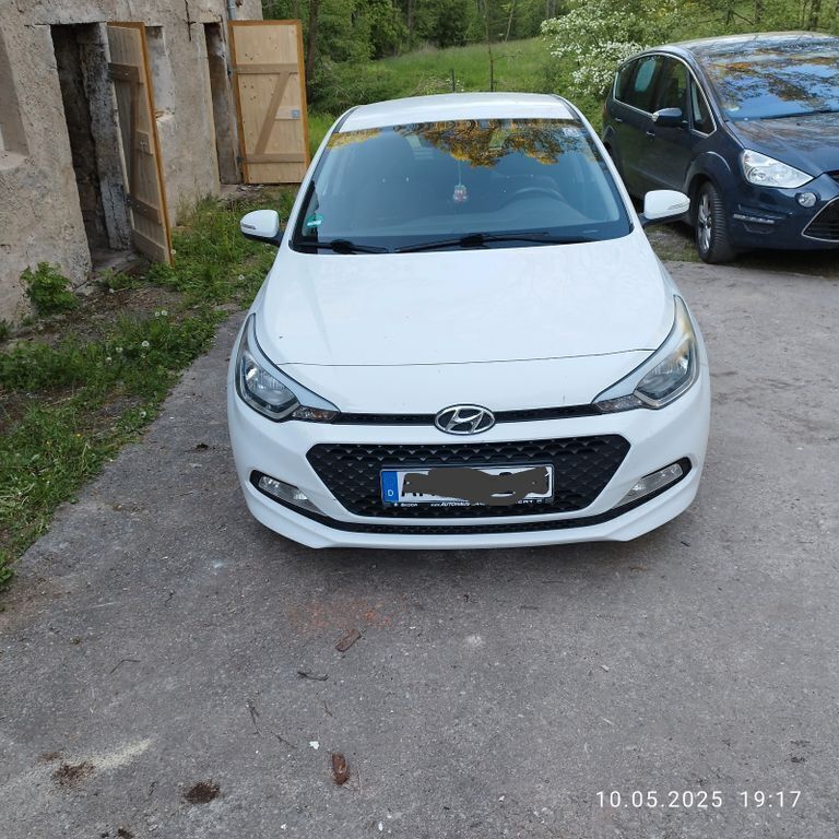 Weiß Gebraucht 2016 Hyundai i20 Active Kleinwagen | 8.500 € (Fairer Preis) - Bild 1/4