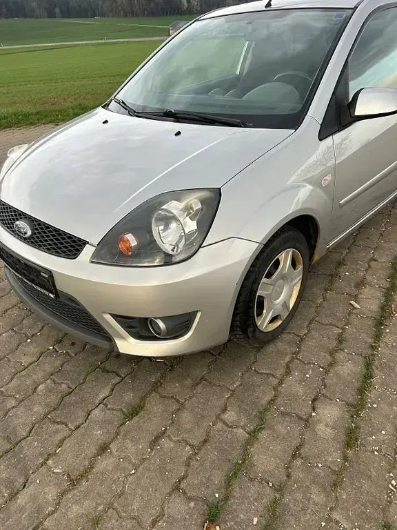 Gebraucht Ford Fiesta 80 PS (58 kW) 2008 Silber Kleinwagen