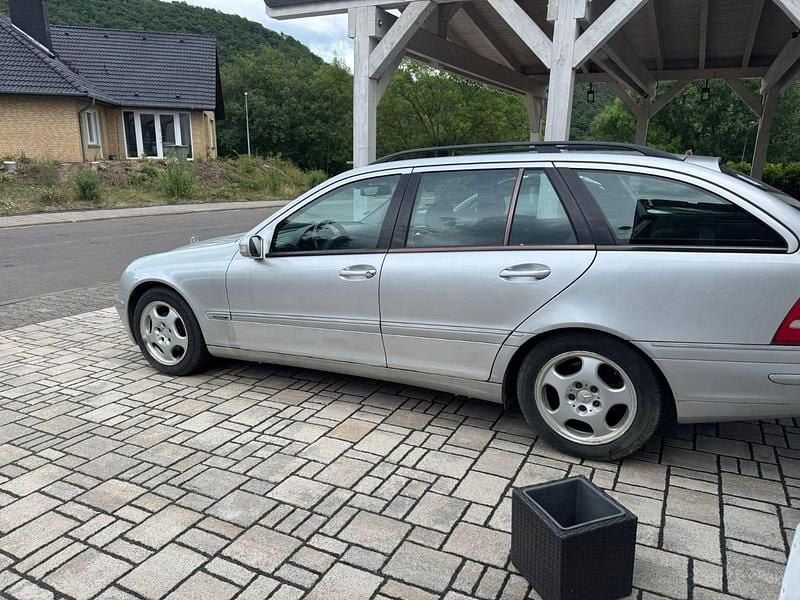 Gebraucht 2001 Mercedes 320 Kombi | 1.500 € - Bild 1/4